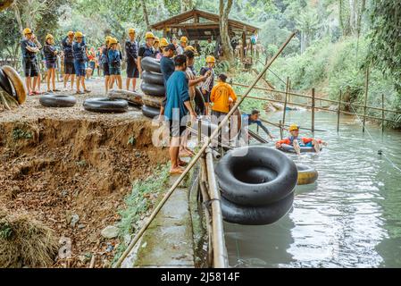 Eine Tour durch die Wasserhöhle in Vang Vieng, Laos Stockfoto