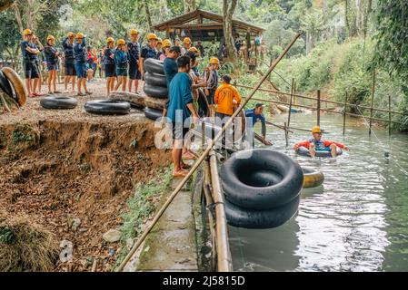 Eine Tour durch die Wasserhöhle in Vang Vieng, Laos Stockfoto