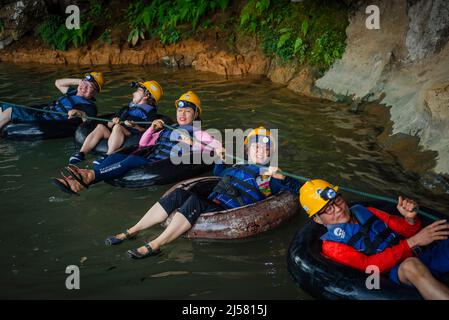 Eine Tour durch die Wasserhöhle in Vang Vieng, Laos Stockfoto