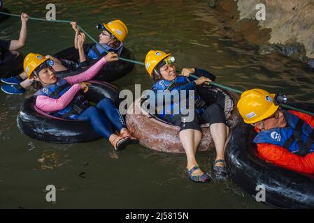 Eine Tour durch die Wasserhöhle in Vang Vieng, Laos Stockfoto