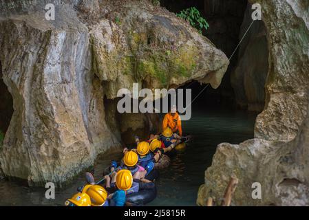 Eine Tour durch die Wasserhöhle in Vang Vieng, Laos Stockfoto