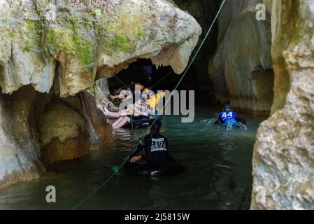 Eine Tour durch die Wasserhöhle in Vang Vieng, Laos Stockfoto