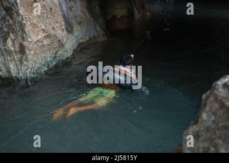 Eine Tour durch die Wasserhöhle in Vang Vieng, Laos Stockfoto