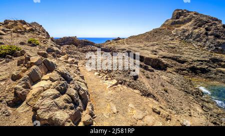 Säulenförmige Verbindungsstrukturen von Punta Baja, Lava-Flüsse, vulkanische Felsen, Naturpark Cabo de Gata-Níjar, UNESCO-Biosphärenreservat, heißes Wüstenklima Stockfoto