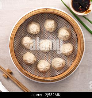 Essen gedämpfte Schweinefleischsuppenknödel namens Xiao Long bao xiaolongbao in Taiwan, taiwanesische berühmte Gourmet. Stockfoto