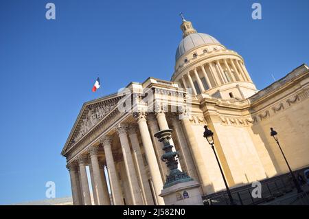 Blick auf das Pantheon in Paris an einem sonnigen Tag. Stockfoto