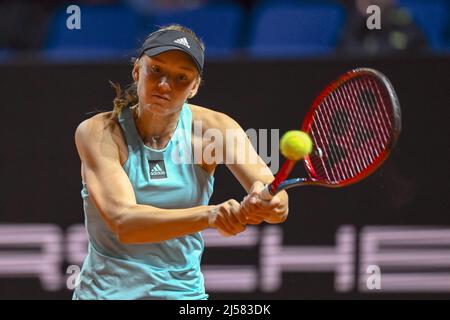 Stuttgart, Deutschland. 21. April 2022. Tennis: WTA Tour - Stuttgart, Singles, Damen, 16. Runde. Rybakina (Kasachstan) - Badosa (Spanien). Yelena Rybakina in Aktion. Quelle: Christian Kaspar-Bartke/dpa/Alamy Live News Stockfoto