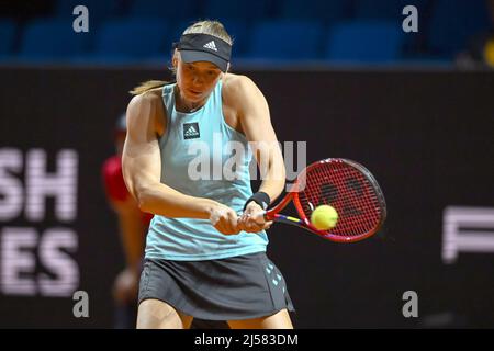 Stuttgart, Deutschland. 21. April 2022. Tennis: WTA Tour - Stuttgart, Singles, Damen, 16. Runde. Rybakina (Kasachstan) - Badosa (Spanien). Yelena Rybakina in Aktion. Quelle: Christian Kaspar-Bartke/dpa/Alamy Live News Stockfoto