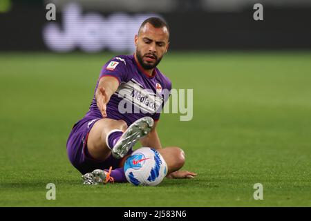 Turin, Italien, 20.. April 2022. Arthur Cabral von ACF Fiorentina reagiert, nachdem Leonardo Bonucci von Juventus während des Coppa Italia-Spiels im Allianz Stadium in Turin auf den Boden gebündelt wurde. Bildnachweis sollte lauten: Jonathan Moscrop / Sportimage Stockfoto