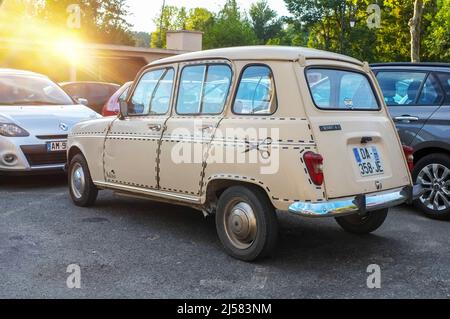 Ein Renault 4 Auto mit Comedy Schnitt hier Grafiken. Fotografiert in Frankreich 2018. Stockfoto