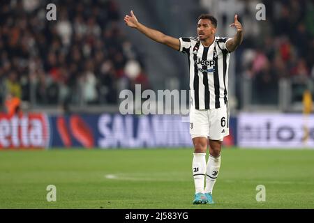 Turin, Italien, 20.. April 2022. Danilo von Juventus reagiert während des Coppa Italia-Spiels im Allianz-Stadion in Turin. Bildnachweis sollte lauten: Jonathan Moscrop / Sportimage Stockfoto