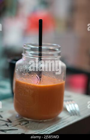 Thailändischer Milchtee im Glas in einem thailändischen Restaurant Stockfoto