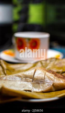 Gefülltes Tamale auf Holztisch serviert, gefülltes Tamale auf Bananenblatt auf Holztisch serviert, typisch nicaragua Essen Stockfoto