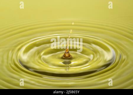 Tropfenfotografie, Wassertropfen fallen auf Wasseroberflaeche, Wassersaeule, Farbspiel, Studioaufnahme Stockfoto