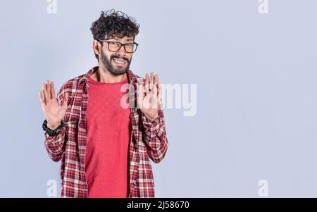 Mann mit Verweigerungsausdruck, Mann, der sich unbeholfen weigert, Konzept des Menschen, der sich weigert Stockfoto