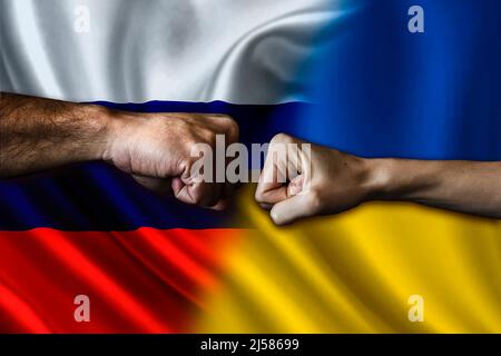 Russland vs Ukraine zwei Fäuste stoßen, Russland vs Ukraine politischen Konflikt, Russland vs Ukraine Flagge, Russland vs Ukraine Konzept Stockfoto