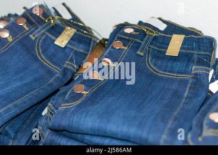 Nahaufnahme von blauen Jeans über andere, Kleidung Verkaufskonzept, Jeans Verkaufskonzept Stockfoto
