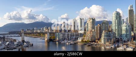 Granville Island in False Creek mit moderner Skyline Stockfoto