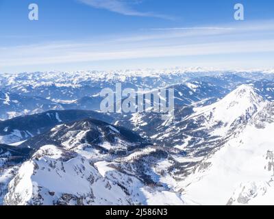 Blauer Himmel über Winterlandschaft und schneebedeckte Alpengipfel, Dachsteingletscher, Ramsau am Dachstein, Steiermark, Oesterreich Stockfoto