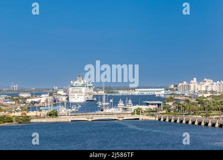 Das Royal Caribbean Crusie Schiff, Explorer of the Seas im Hafen von San Juan, Puerto Rico Stockfoto