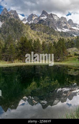 Der Chuise-Gipfel spiegelt sich am Batisielles-See, im Naturpark Posets Maladeta und in den spanischen pyrenäen wider Stockfoto