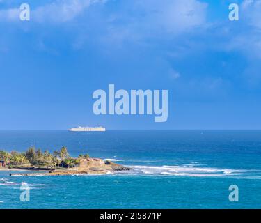 Frachtschiff, Eukor nähert sich San Juan, Puerto Rico Stockfoto