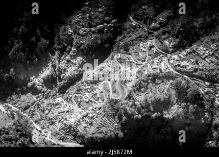 Die kurvenreichen Straßen eines Bergdorfes im Norden von Madeira Stockfoto