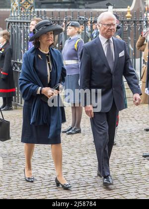 London, Großbritannien. 29. März 2022. König Carl Gustaf XV1 von Schweden und Königin Silvia von Schweden nehmen an einem Gedenkgottesdienst für Prinz Philip, Herzog von Edinburgh, Teil Stockfoto