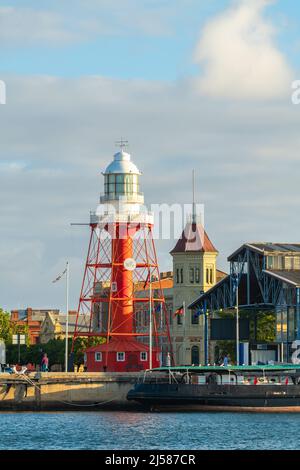 Port Adelaide, Australien - 9. November 2019: Historischer Leuchtturm von Port Adelaide, der bei Sonnenuntergang über dem Meer zu sehen ist Stockfoto