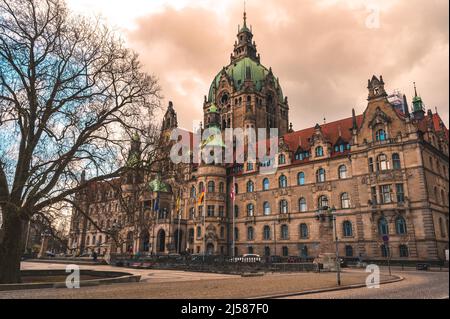 Das neue Rathaus von Hannover mit dicken Gewitterwolken, Hannover, Niedersachsen Deutschland Stockfoto