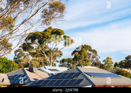 Hausdächer mit Sonnenkollektoren, die in einem Vorort von Südaustralien installiert sind Stockfoto