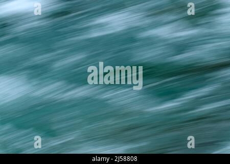 Fließendes Wasser als Verwischer, Reutte, Ausserfern, Tirol, Oesterreich Stockfoto