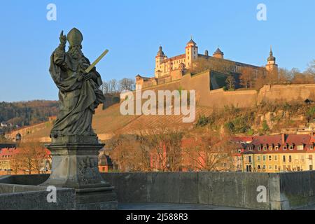 St. Kilian, Bischof, Statue des heiligen auf der alten Mainbrücke, Festung Marienberg, historische Stadt, Würzburg, Mittelfranken, Bayern, Deutschland Stockfoto