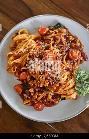 Pasta, Spaghetti mit Tomatensauce auf hellem Hintergrund, selektiver Fokus Stockfoto