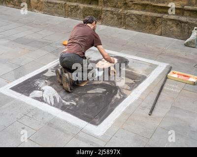 Strassenkuenstler malt das Bild Mona Lisa von Leonardo da Vinci mit Kreide auf den Asphalt, Florenz, Italien Stockfoto