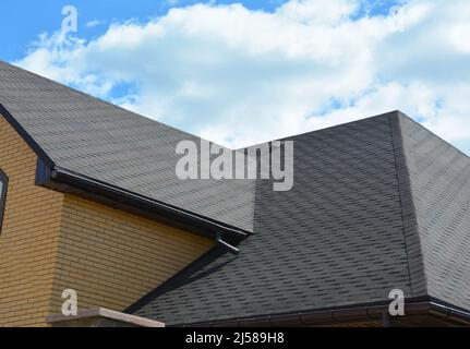 Wasserabdichtung Dachproblematik mit Asphaltschindeln und Regenrinne. Asphaltschindeln Dachkonstruktion. Stockfoto