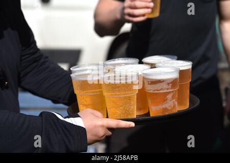 Mann, der ein Tablett mit Lagerbier UK trägt Stockfoto