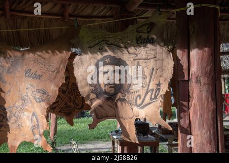 Che Guevara wurde auf ein Lederstück geätzt, das von einem Händler außerhalb von Indian Cave, Vinales, Pinar del Rio, Kuba, verkauft wurde. Stockfoto