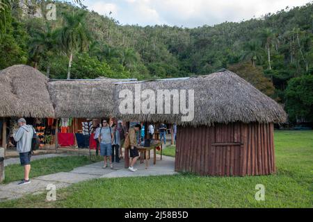 Händler vor Indian Cave, Vinales, Pinar del Rio, Kuba. Stockfoto