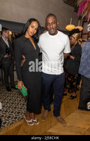 London, Großbritannien. 20. April 2022. Sabrina Dhowre Elba und Idris Elba in der französischen Brasserie Aubaine in Mayfair, einem Londoner Lieblingsrestaurant, um die Restaurantgruppe zu feiern, die jetzt seinen Champagner Porte Noire gießt. Die Gäste genießen eine Auswahl an Canapés: Wagyu katsu Santo, Chicken Caesar Croquette und King Prawn Vol-au-Vents und probieren fließenden Porte Noire Champagner und Rose. Elba gründete Porte Noire 2020 mit dem Weinexperten David Farber. Kredit: SOPA Images Limited/Alamy Live Nachrichten Stockfoto