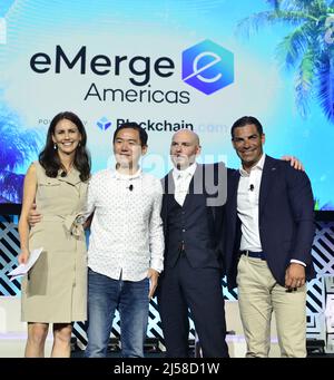 Kate Rooney, Technology Reporter von CNBC, Lin Dai, CEO und Mitbegründer von OneOf, Armando „Pitbull“ Perez und Francis Suarez, Bürgermeister der Stadt Miami, nehmen am 18. April 2022 an der Teilnahme an der Emerge Americas 2022 im Miami Beach Convention Center in Miami Beach, Florida, Teil. (Foto von JL/Sipa USA) Stockfoto