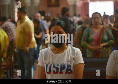 Lahore, Punjab, Pakistan. 17. April 2022. Eine große Anzahl von Ausländern und lokalen christlichen Anhängern nimmt an einem Ostersonntag-Gottesdienst in der Presbyterianischen Kirche von Pakistan und der Sacred Heart Cathedral Church in Lahore Teil. Christen Menschen auf der ganzen Welt begehen den Ostersonntag während der Karwoche, an der Christen das Osterfest feierten und am Sonntag mit besonderen Gebetszeremonien in der Osternacht feierten. (Bild: © Rana Sajid Hussain/Pacific Press via ZUMA Press Wire) Stockfoto