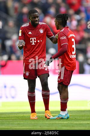 Dayot Upamecano FC Bayern München FCB (02) im Gesamtgespräch mit Omar Richards FC Bayern München FCB (03), Allianz Arena, München, Bayern Stockfoto