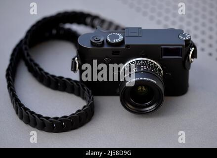 Studioaufnahme Leica M10 Monochrom, schwarz verchromt (2019), mit Sonderedition Summicron-M 2, 0 28 ASPH schwarz matt lackiert (2022) Stockfoto