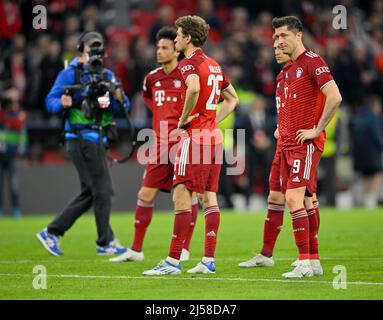 Kameramann Film Enttaeuschung bei Thomas Müller FC Bayern München FCB (25) Robert Lewandowski FC Bayern München FCB (09), Leroy Sane FC Bayern Stockfoto