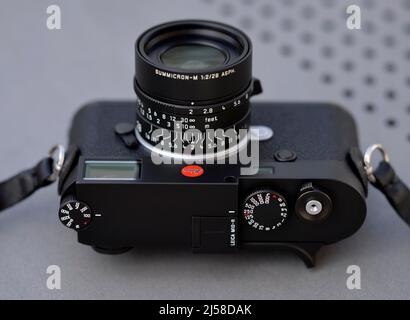 Studioaufnahme Leica M10-R schwarz verchromt (2021) mit Sonderedition Summicron-M 2, 0 28 ASPH schwarz matt lackiert (2022), Baden-Württemberg Stockfoto