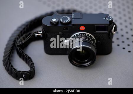 Studioaufnahme Leica M10-R schwarz verchromt (2021) mit Sonderedition Summicron-M 2, 0 28 ASPH schwarz matt lackiert (2022), Baden-Württemberg Stockfoto