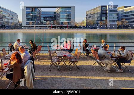 Menschen in der Aussenastronomie am Innenhafen, Duisburg, Nordrhein-Westfalen, Deutschland Stockfoto
