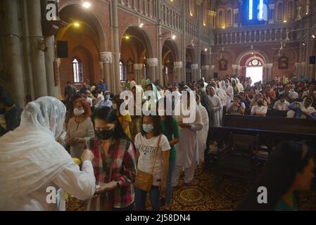 Lahore, Punjab, Pakistan. 17. April 2022. Eine große Anzahl von Ausländern und lokalen christlichen Anhängern nimmt an einem Ostersonntag-Gottesdienst in der Presbyterianischen Kirche von Pakistan und der Sacred Heart Cathedral Church in Lahore Teil. Christen Menschen auf der ganzen Welt begehen den Ostersonntag während der Karwoche, an der Christen das Osterfest feierten und am Sonntag mit besonderen Gebetszeremonien in der Osternacht feierten. (Bild: © Rana Sajid Hussain/Pacific Press via ZUMA Press Wire) Stockfoto