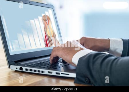 Geschäftsfrau mit Goldmedaille mit steigender Doppelbelichtung der Charts und Bildschirmnachbau. Konzept des Erfolgs von Startup-Unternehmen oder verdienen und profitieren Stockfoto